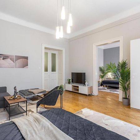 Spacious & Cozy Downtown Apartment With Balcony 布达佩斯 外观 照片