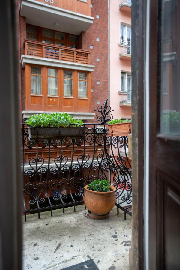 Spacious & Cozy Downtown Apartment With Balcony 布达佩斯 外观 照片